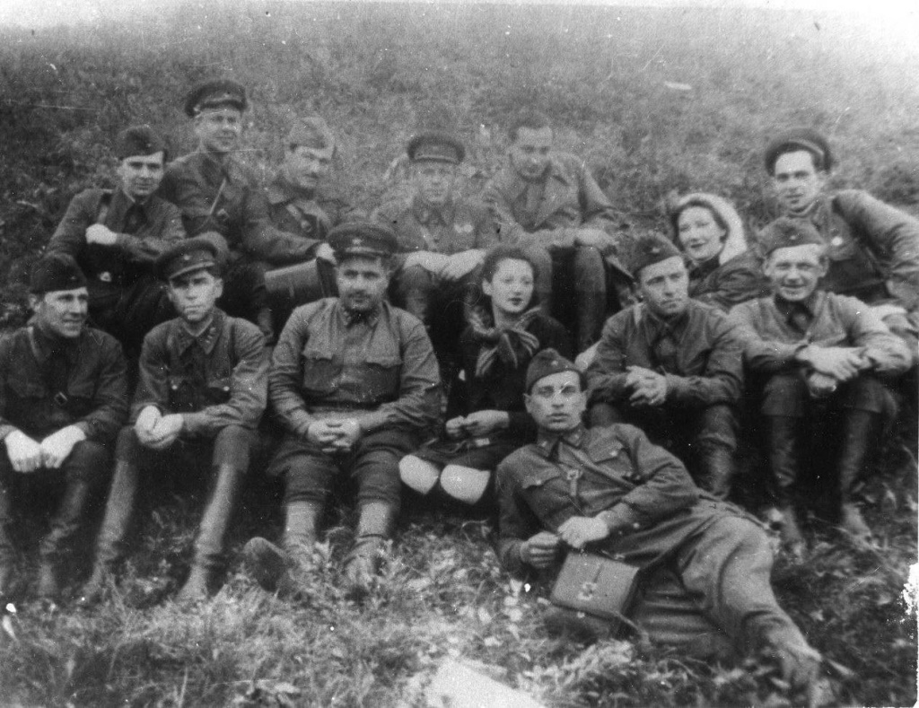 Ефим Копелян (сверху третий слева) в агитбригаде Ленинградского фронта (1942 год). Правообладатель: БДТ им. Г.А. Товстоногова.