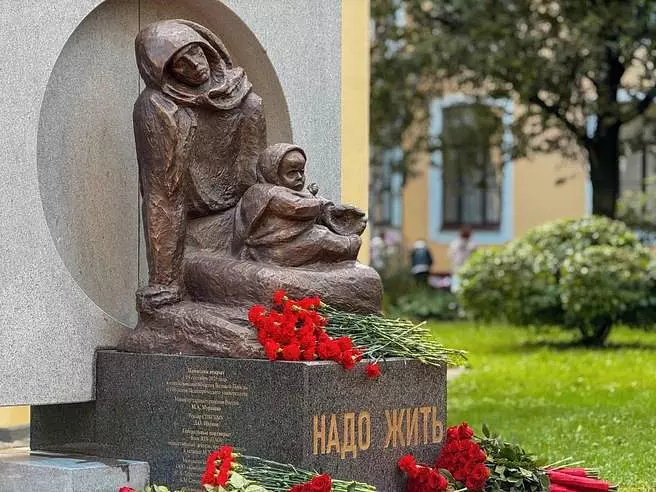 Памятник «Надо жить». Правообладатель: Правительство Санкт-Петербурга, gov.spb.ru.