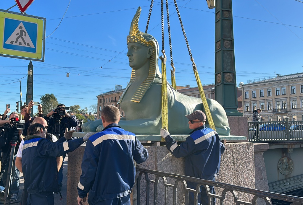 Сегодня на Египетском мосту через Фонтанку были вновь установлены четыре скульптуры сфинксов. Сегодня на Египетском мосту через Фонтанку были вновь установлены четыре скульптуры сфинксов.
