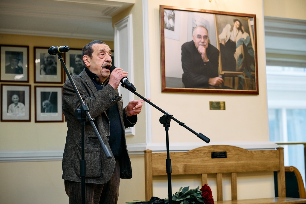 Анатолий Белкин предложил лаконичный и тёплый образ с обращением «Любимому театру и дорогим зрителям». Анатолий Белкин предложил лаконичный и тёплый образ с обращением «Любимому театру и дорогим зрителям».