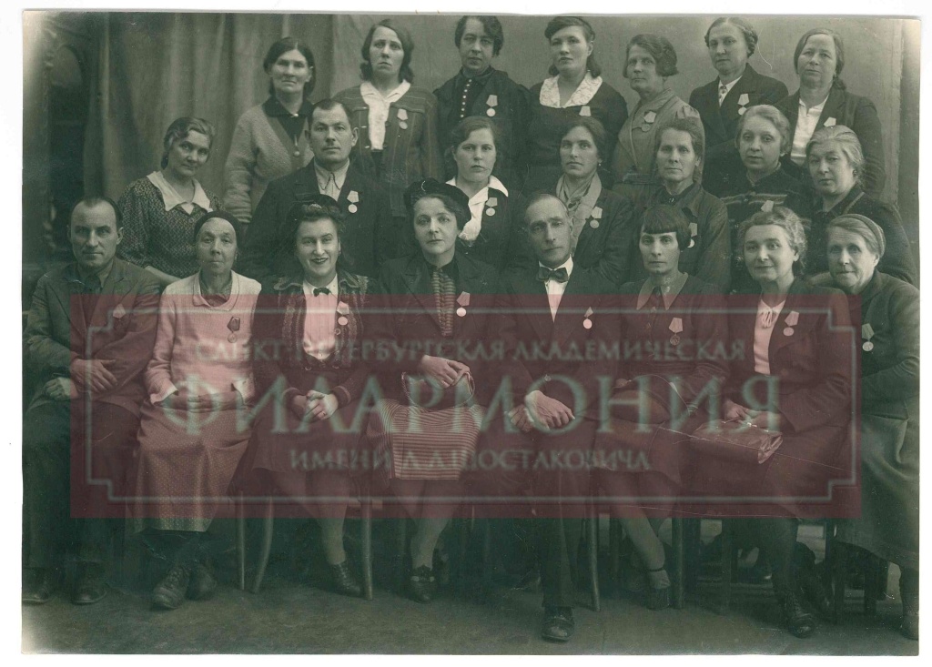 Фото работников филармонии в 1944 году. Правообладатель: Петербургская филармония. 