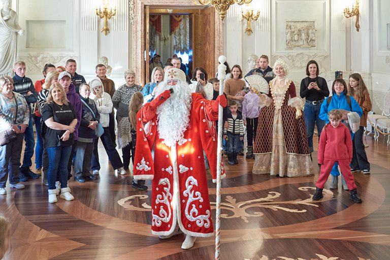 Фестиваль «Новогодняя кутерьма» в Гатчине. Фото предоставлено пресс-службой Музея-заповедника «Гатчина». Автор: Сергей Ритте. Правообладатель: Музей-заповедник «Гатчина». Фестиваль «Новогодняя кутерьма» в Гатчине. Фото предоставлено пресс-службой Музея-заповедника «Гатчина». Автор: Сергей Ритте. Правообладатель: Музей-заповедник «Гатчина».