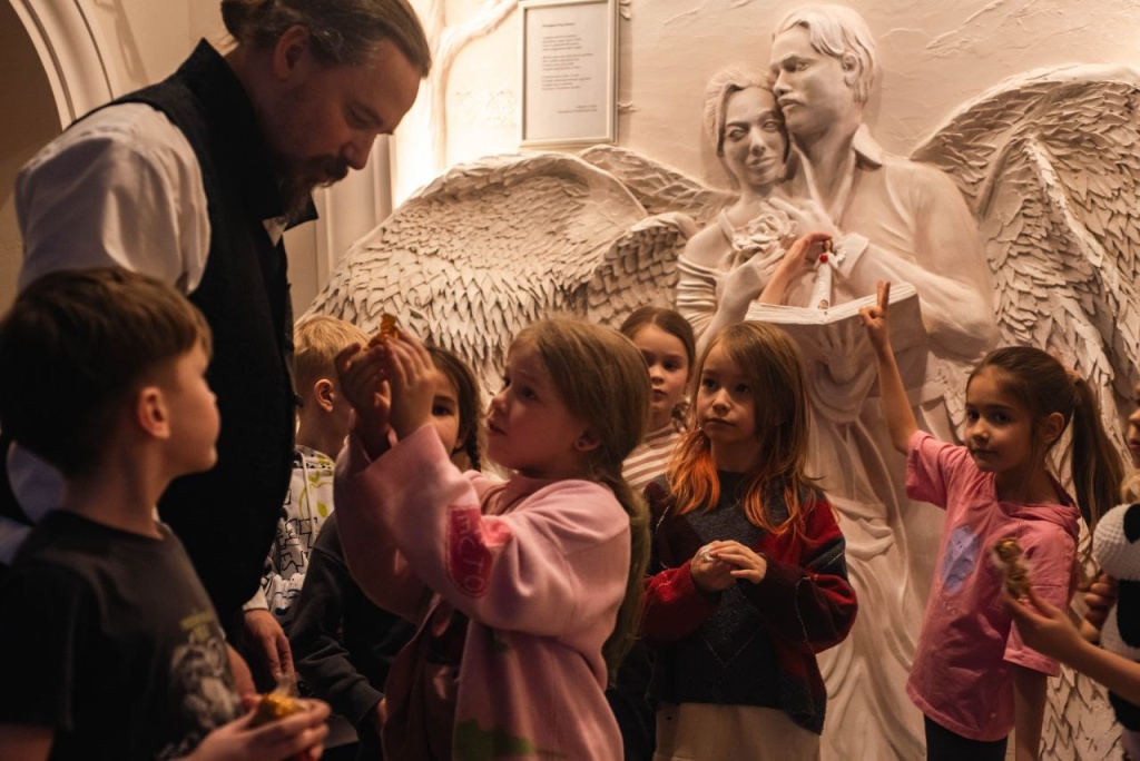 Правообладатель: «Дом Ангелов» на Петроградской стороне.