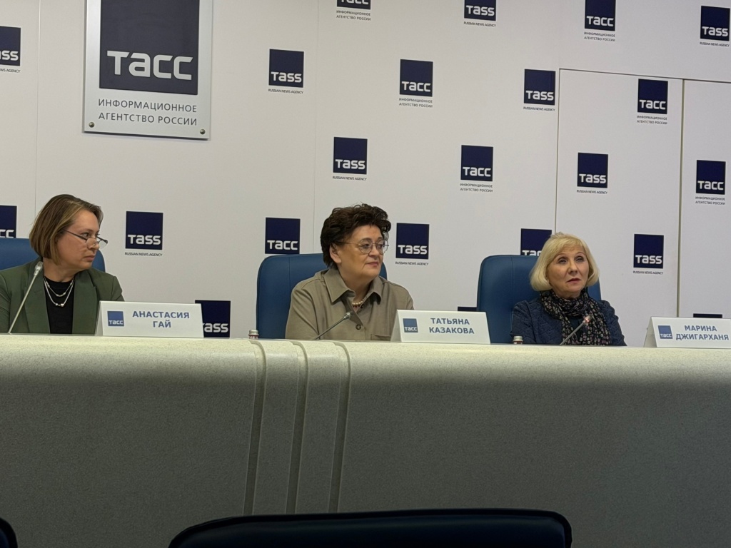 Правообладатель: Академический театр комедии имени Николая Акимова.