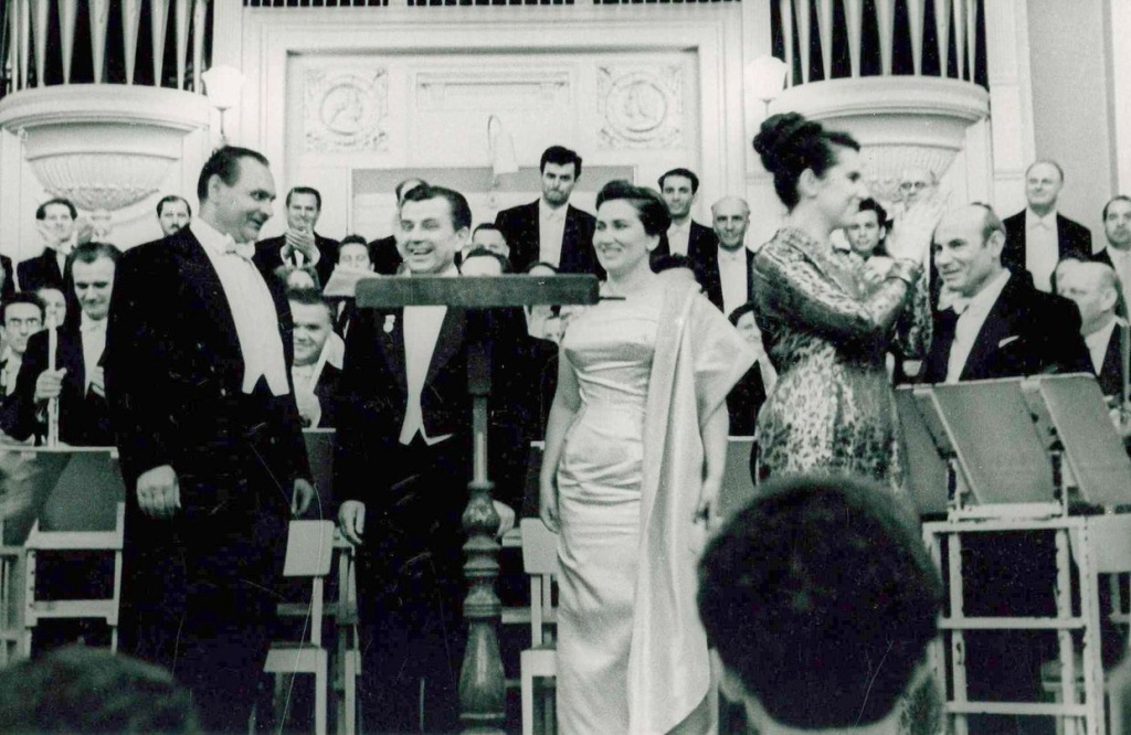 Концерт 14 июня 1960 года. Верди, Реквием. На переднем плане солисты (слева направо): Иван Петров (бас), Владимир Ивановский (тенор), Ирина Архипова (меццо-сопрано), Галина Вишневская (сопрано). Оркестр ЗКР, дирижер Александр Мелик-Пашаев. Правообладатель: 100philharmonia.spb.ru. Vishnevskaya Galina - soprano - 02.jpg