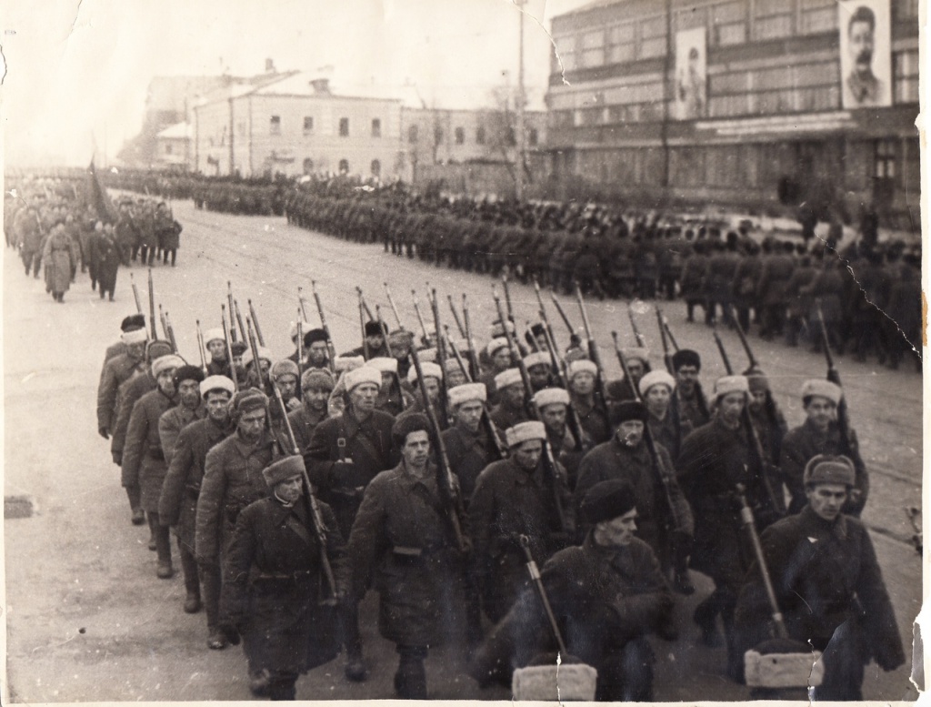 Бойцы народного ополчения в 1941 году. Правообладатель: Музей имени Д.Г. Бурылина. Бойцы народного ополчения в 1941 году. Правообладатель: музей имени Д.Г. Бурылина.