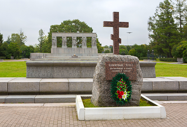 Монумент памяти ленинградцев, погибших в годы блокады Ленинграда. Памятный крест. Правообладатель: Серафимовское кладбище, serafimovskoe-spb.ru. Монумент памяти ленинградцев, погибших в годы блокоды Ленинграда. Памятный крест. Правообладатель: Серафимсоке кладбище, serafimovskoe-spb.ru.