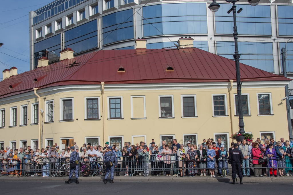 Жители и гости города ждут общегородской крестовый ход. Фото: Ирина Иванова.