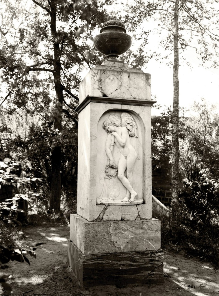 Памятник великой княжне Елене Павловне. Памятник великой княжне Елене Павловне.