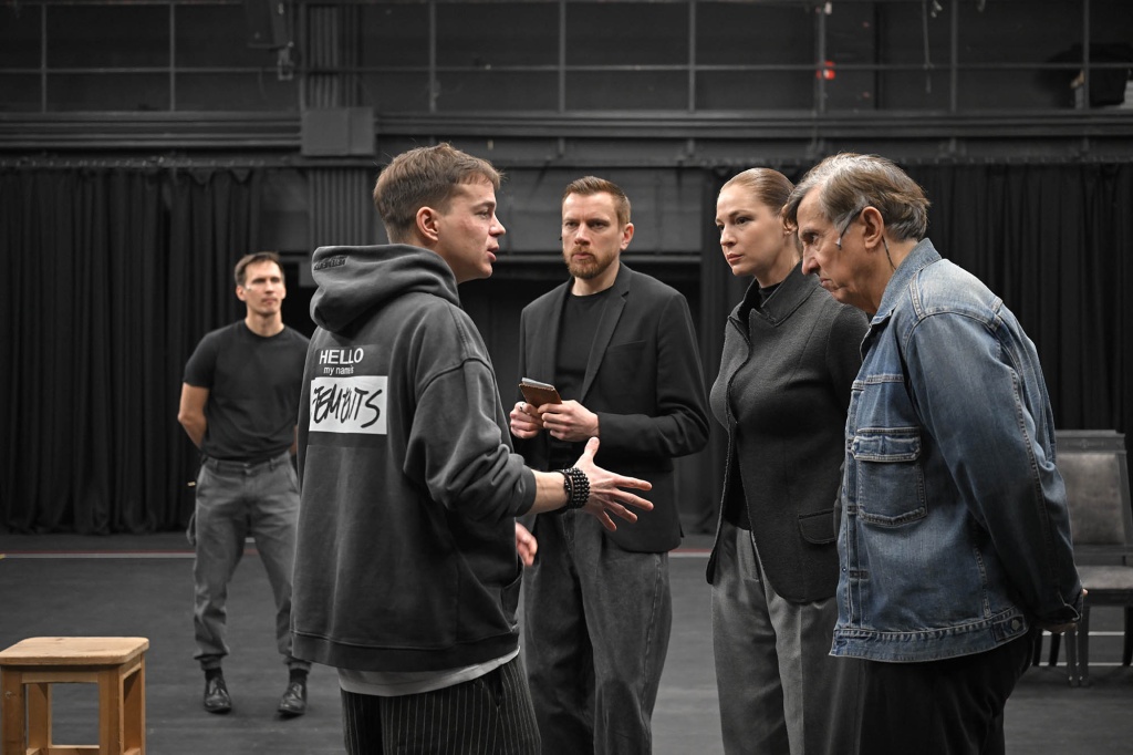 Фрагмент репетиции. Режиссёр Хуго Эрикссен и артисты. Фото: Владимир Постнов. 