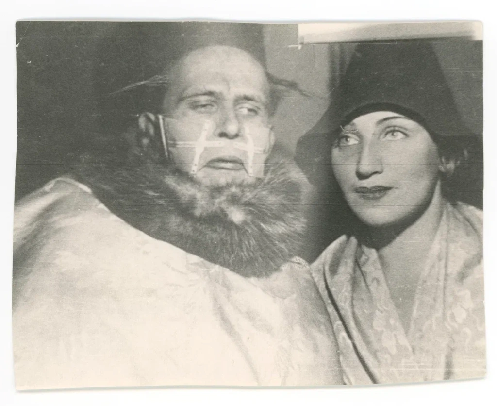 Алиса Порет и Даниил Хармс. Из серии «Неравный брак». Конец 1920-х. Из собрания Ильдара Галеева. Алиса Порет и Даниил Хармс. Из серии «Неравный брак». Конец 1920-х. Из собрания Ильдара Галеева.
