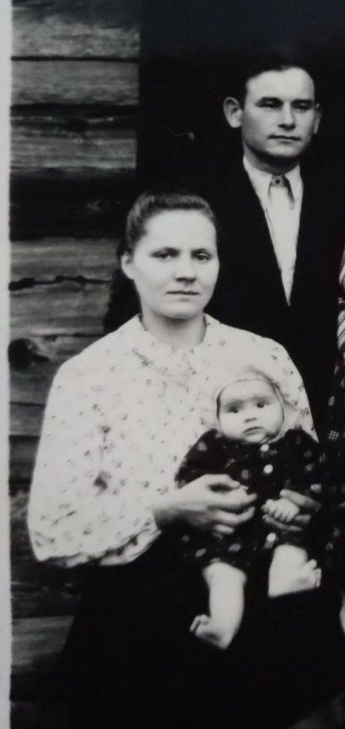 Мама: Степанида Пантелеевна Никитич (Кондращук), папа: Николай Емельянович Никитич. Ребенок — Светлана. (1958 г.). Из личного архива Светланы Профит. 