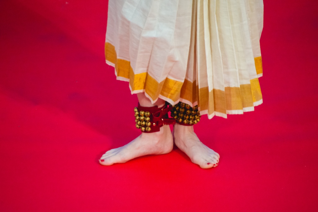 На их ногах гунгру, широкие ножные браслеты с бубенчиками. Они одеваются на ноги индийской танцовщицы и являются неотъемлемой частью индийского классического танца. В Южной Индии их называют «челангаи». Фото: Ирина Иванова.