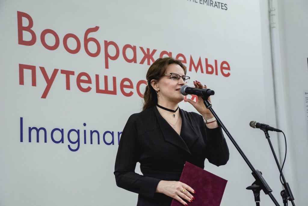 Фотохудожница Елена Подобреевская выступает с речью. Фото: Ирина Иванова.