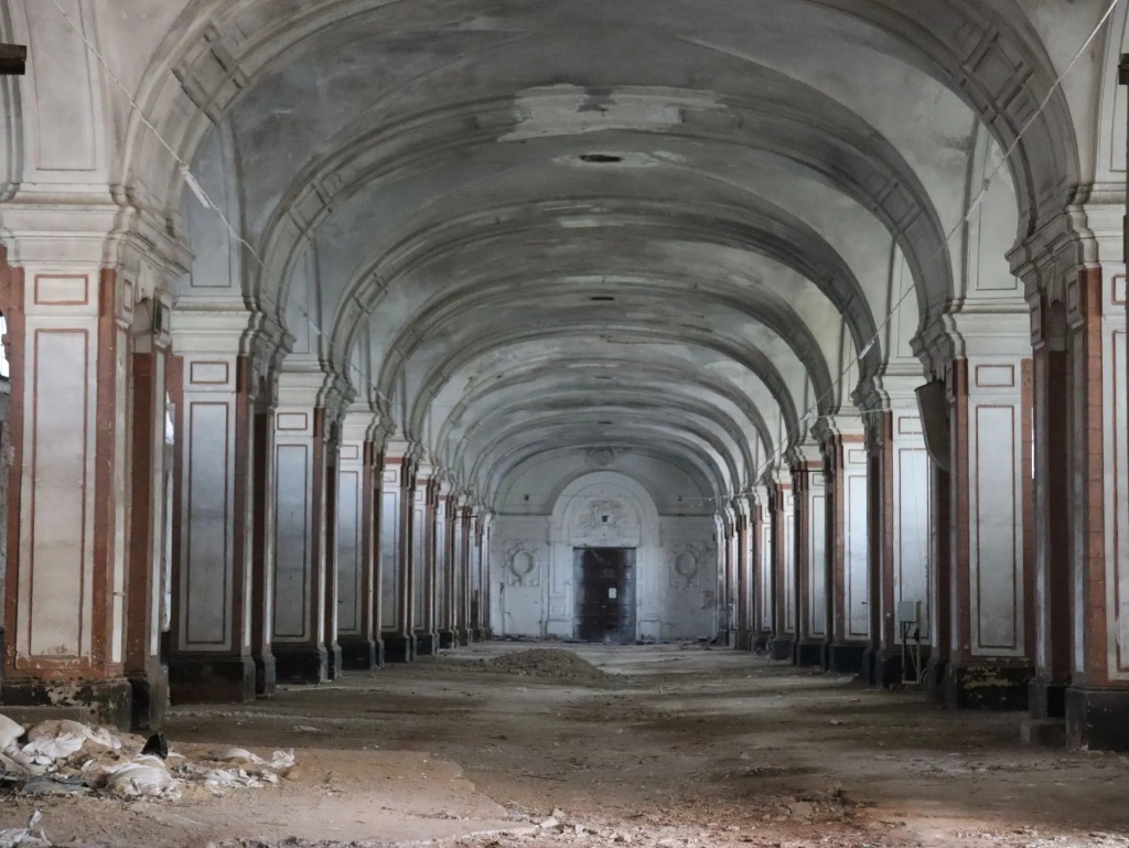 Комплексная реставрация здания включает в себя сохранение чугунных колонн с восстановлением их исторического местоположения.