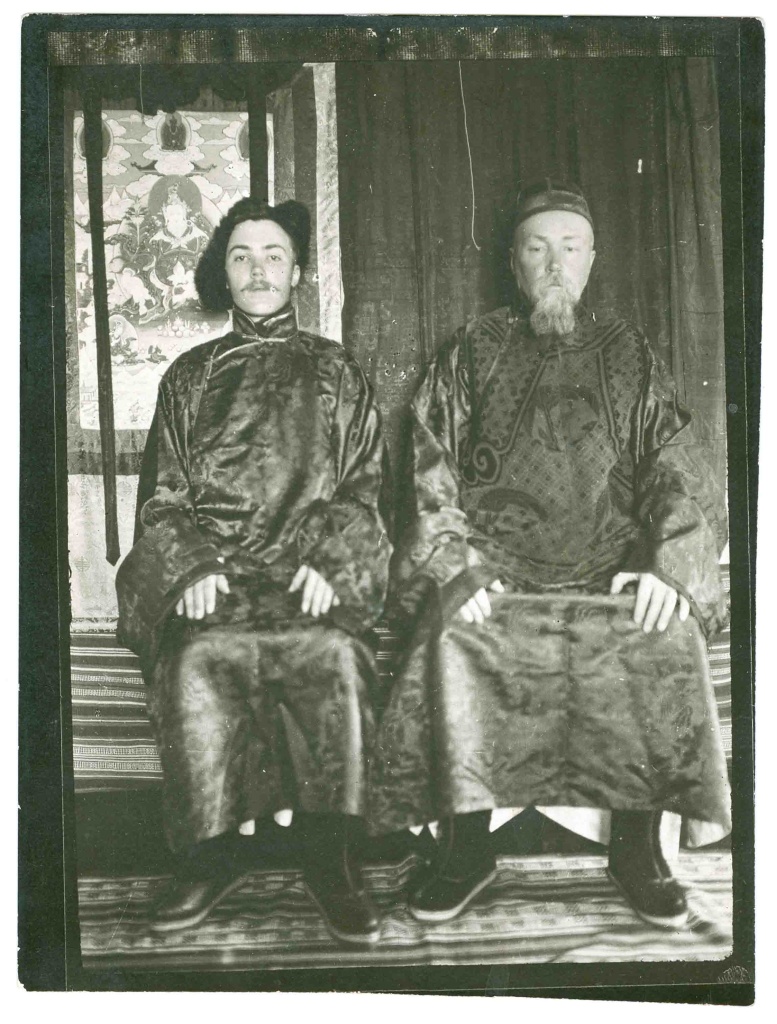 Фотография Юрия Николаевича и Николая Константиновича Рерихов в Дарджилинге (Индия). Правообладатель изображения: Музей-институт семьи Рерихов. Фотография Ю.Н. и Н.К. Рерихи в Дарджилинге_ Индия.jpg