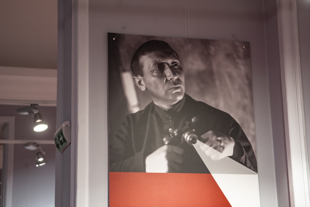 Портрет Макса Пенсона на выставке «Правда Востока». Фото: Ирина Иванова.