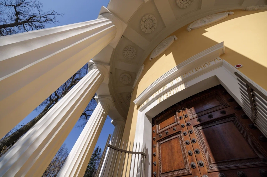 Павильон возведён как символический дар великого князя Павла Петровича и его супруги Марии Фёдоровны императрице Екатерине II. 