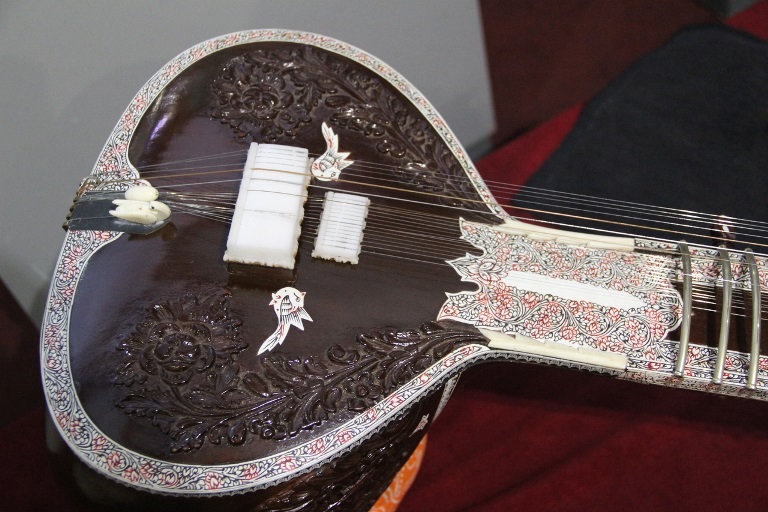 Индийский национальный инструмент ситар. Фото: vk.com/sitarspb