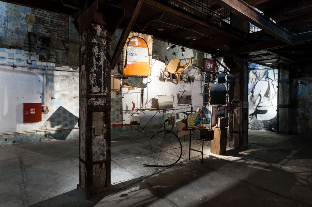 Кураторский замысел выставки строится вокруг осмысления настоящего момента и растерянности перед ним. 