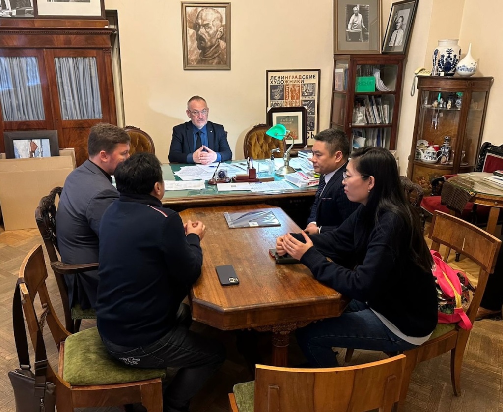 За столом переговоров. Правообладатель: СПбСХ. За столом переговоров.jpeg