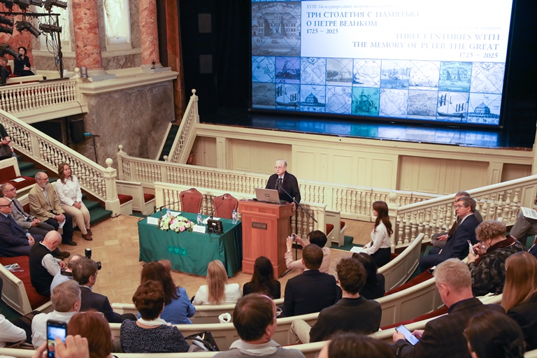 Международный петровский конгресс-2025. Директор Государственного Эрмитажа Михаил Борисович Пиотровский. Источник: instpeter.ru. Правообладатель: instpeter.ru. Международный петровский конгресс-2025. Директор Государственного Эрмитажа Михаил Борисович Пиотровский. Источник: instpeter.ru. Правообладатель: instpeter.ru.
