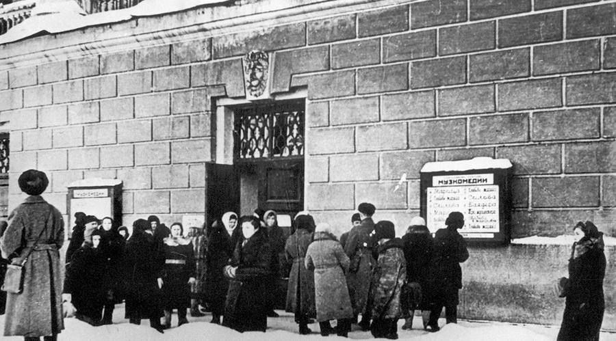 Афиша на здании Театра им. Пушкина (ныне - Александринский театр). Правообладатель: alexandrinsky.ru. Афиша на здании Театра им. Пушкина (ныне - Александринский театр). Предоставлено Творческо-исследовательской частью Александринского театра.jpg