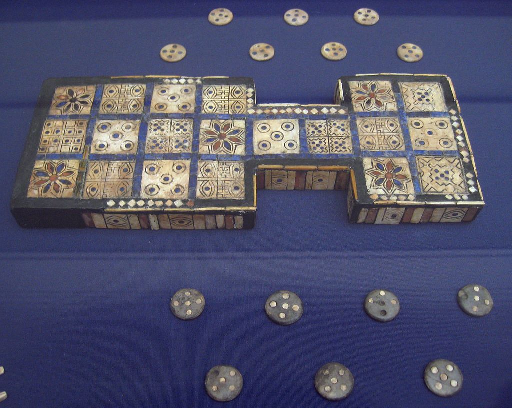 Доска для игры, найденная археологом Леонардом Вулли на раскопках царского кладбища Ура, хранится в Британском музее