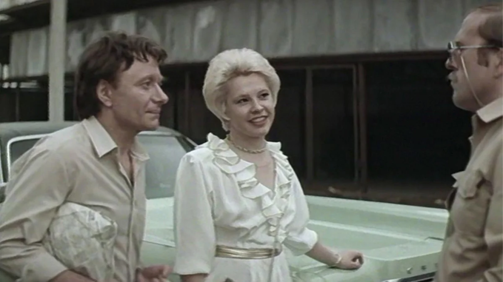 Кадр из фильма «Блондинка за углом».