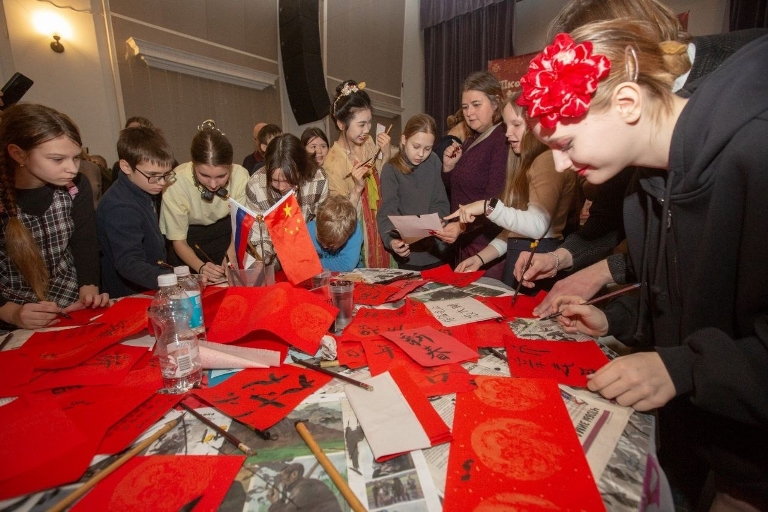 Общегородской фестиваль «Китайский Новый год – Весёлый праздник весны». Мастер-класс. Источник: vk.com/kvs_gov_spb. Правообладатель: vk.com/kvs_gov_spb. 