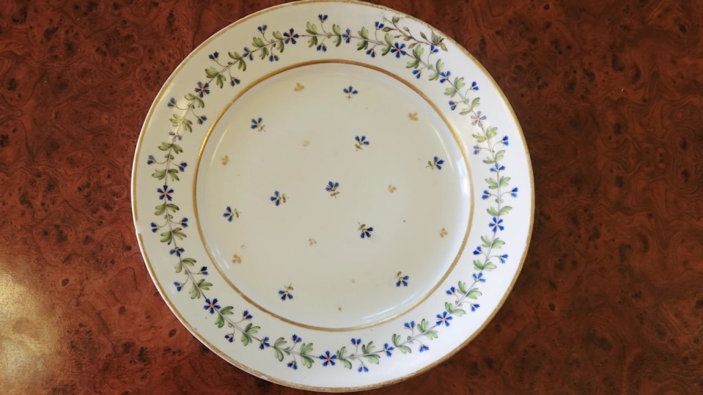 Музей-заповедник «Павловск» получил в подарок тарелку с редким клеймом Павла I. Музей-заповедник «Павловск» получил в подарок тарелку с редким клеймом Павла I.