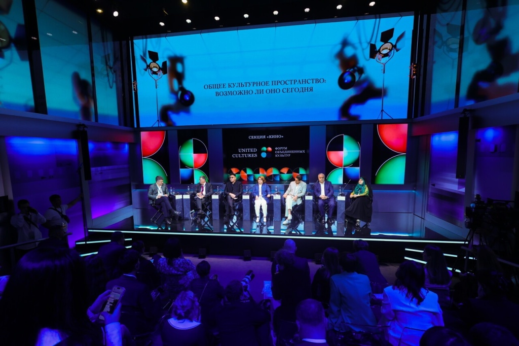 Деятели культуры и представители органов власти участвовуют в дискуссиях по всем основным направлениям в искусстве.