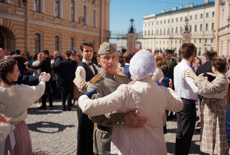 Танцевальная площадка «Весна 1945 года» в Парадном дворе Капеллы. Источник: vk.com/spb_capella. Правообладатель: vk.com/spb_capella. 