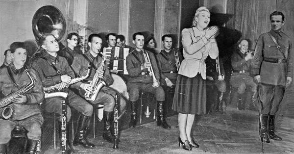 Выступление Клавдии Шульженко. Правообладатель: Российский национальный музей музыки.