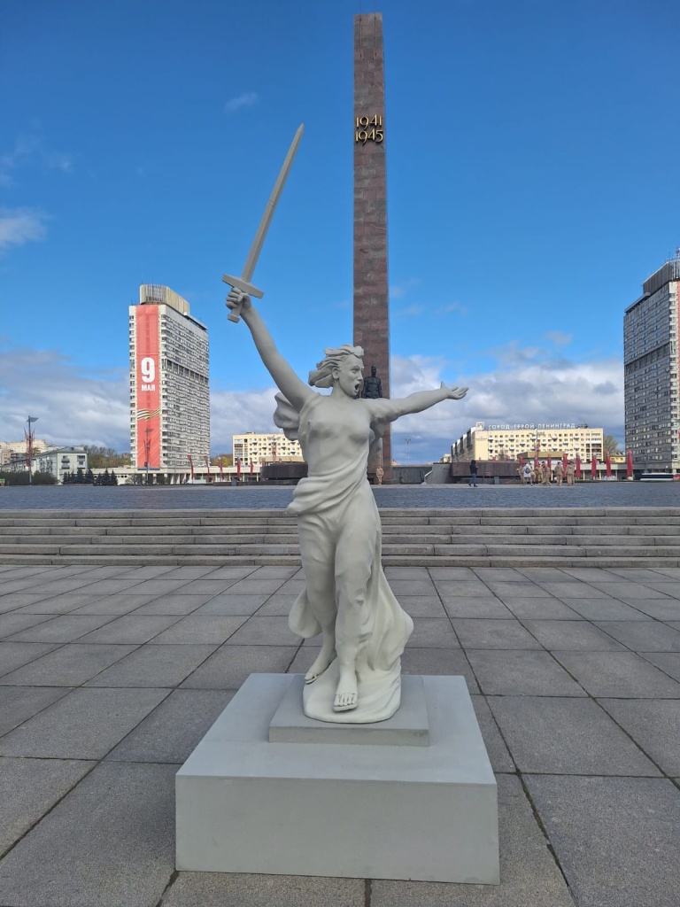 Памятник возводили всем миром. 