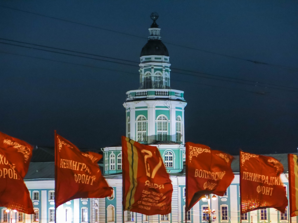 Флаги на Дворцовом мосту ко Дню снятия блокады Ленинграда. Фото: Ирина Иванова.