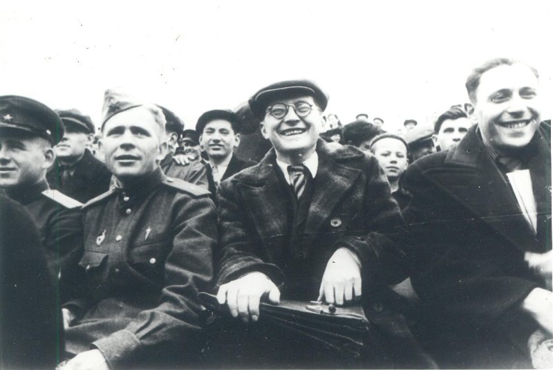 Шостакович (в центре) на футбольном матче (1956). Правообладатель: Российский национальный музей музыки. Шостакович (в центре) на футбольном матче (1956). Правообладатель: Российский национальный музей музыки.
