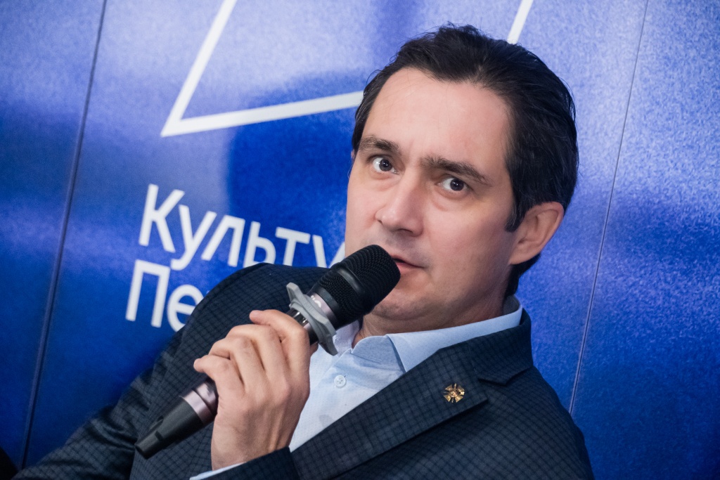 Евгений Емельянов рассказал гостям, как создавал свои произведения. Фото: Ирина Иванова. Правообладатель: Институт культурных программ. Евгений Емельянов 2025 Ирина Иванова-0231.jpg