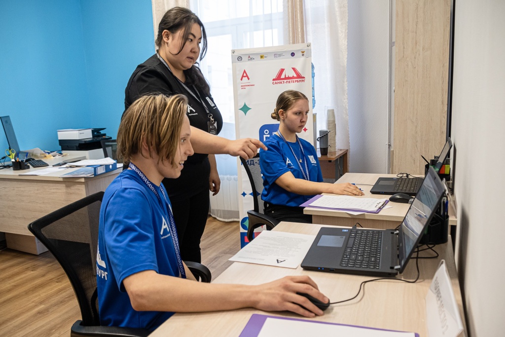 Виолетта Маер и участники Абилимпикса. Правообладатель: Ирина Иванова / Институт культурных программ.