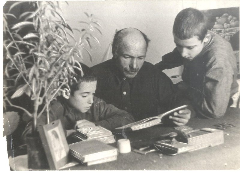 Стахановец Андрей Ганюшкин за чтением книги со своими сыновьями (1940). Правообладатель: Якутский музей имени Ем. Ярославского, goskatalog.ru. Стахановец Андрей Ганюшкин за чтением книги со своими сыновьями (1940). Правообладатель: Якутский музей имени Ем. Ярославского, goskatalog.ru.