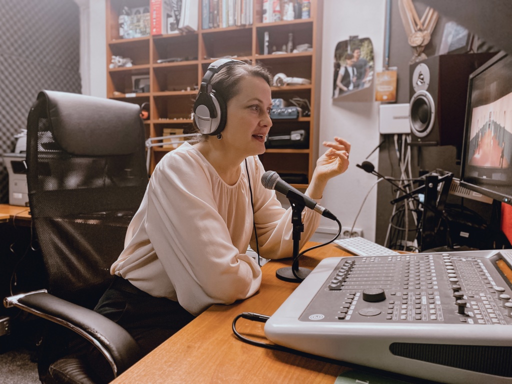 Тифлокомментатор Марина Ордина. Правообладатель: Юлия Кудряшова-Белокрыс / пресс-служба Молодёжного театра на Фонтанке. Тифлокомментатор Марина Ордина. Правообладатель: Юлия Кудряшова-Белокрыс / пресс-служба Молодежного театра на Фонтанке.