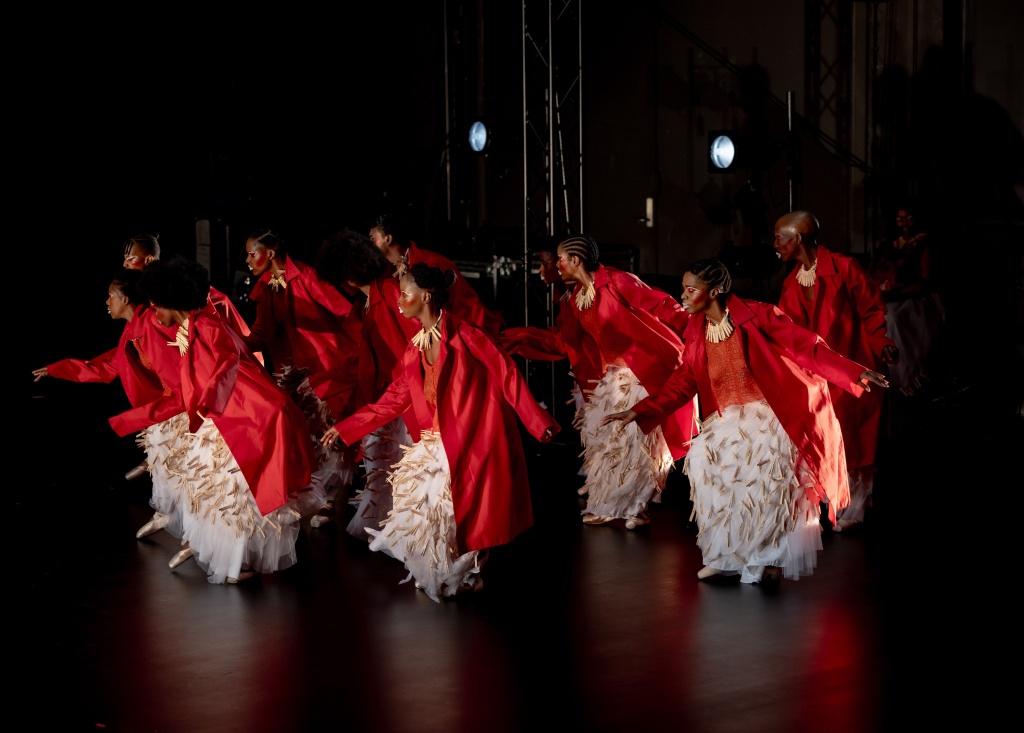 Сцена из спектакля «Заштрихованный ансамбль». Правообладатель: пресс-служба фестиваля «Дягилев P.S.». Сцена из спектакля «Заштрихованный ансамбль». Правообладатель: пресс-служба фестиваля «Дягилев P.S.».