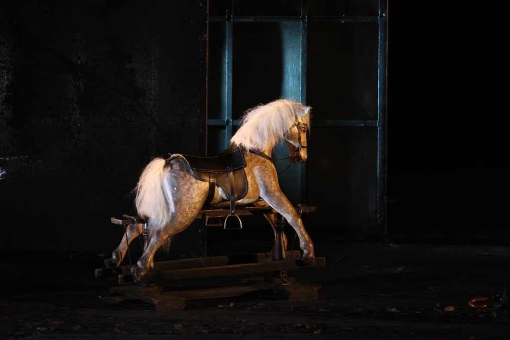 Каждое новое решение становится еще одним «поворотом винта» на пути к трагическому финалу.