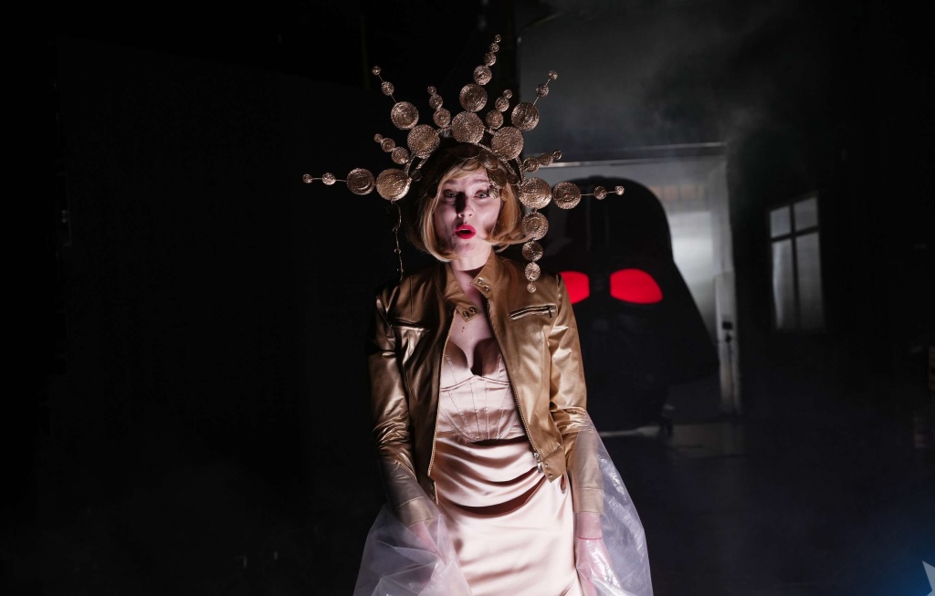 Спектакль Франка Касторфа «Божественная комедия» – современная интерпретация хрестоматийного текста Данте Алигьери. Спектакль Франка Касторфа «Божественная комедия» – современная интерпретация хрестоматийного текста Данте Алигьери.