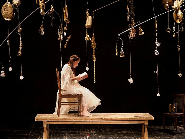 Сцена из спектакля «Кроткая». Правообладатель: Teatro da Cidade (Сан-Жозе-дус-Кампус, Бразилия) совместно с Университетом Валье (Колумбия). Сцена из спектакля «Кроткая». Правообладатель: Teatro da Cidade (Сан-Жозе-дус-Кампус, Бразилия) совместно с Университетом Валье (Колумбия).