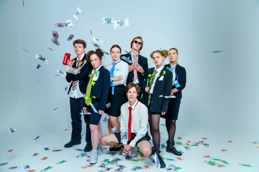 Спектакль погружает зрителей в живую историю. Спектакль погружает зрителей в живую историю.