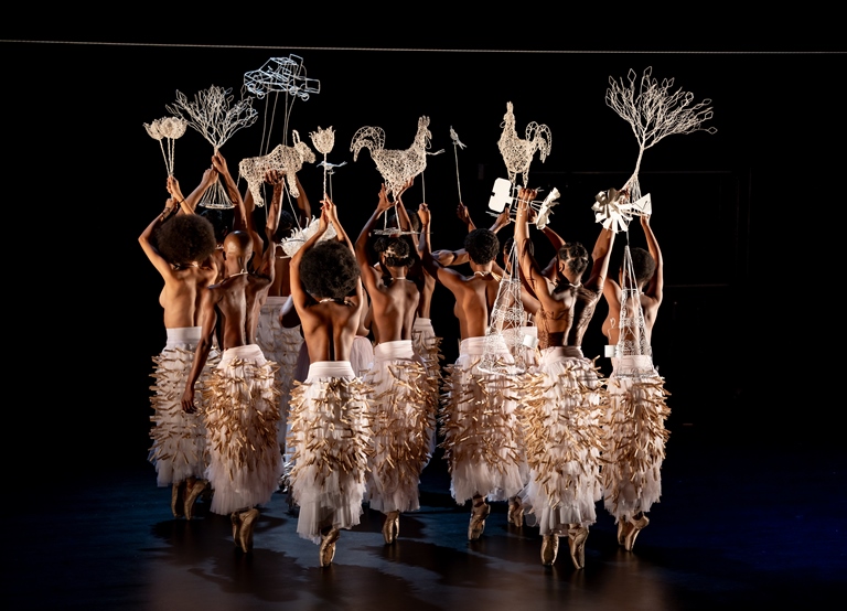 Танцевальная компания хореографа Мамелы Ньямза (ЮАР). Спектакль «Заштрихованный ансамбль». Фото предоставлено пресс-службой фестиваля «Дягилев. P.S.». Правообладатель: Оргкомитет фестиваля. Танцевальная компания хореографа Мамелы Ньямза (ЮАР). Спектакль «Заштрихованный ансамбль». Фото предоставлено пресс-службой фестиваля «Дягилев. P.S.». Правообладатель: Оргкомитет фестиваля.