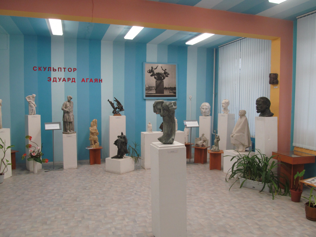 Школьный музей «Творчество скульптора Эдуарда Агаяна». Общий вид. Фотография предоставлена музеем
