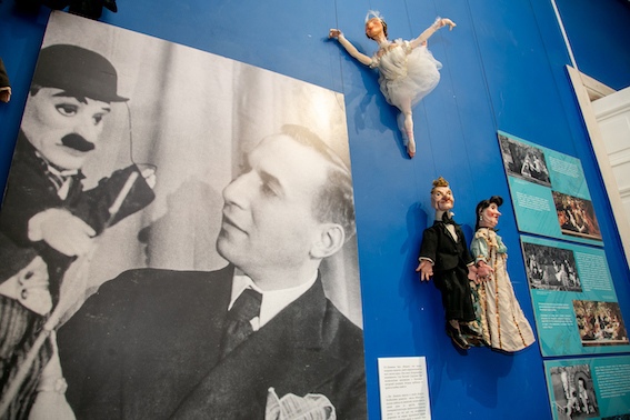 Фото выставки. Е. С. Деммени с куклой Чарли Чаплина.