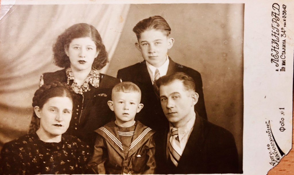 Сидят: Мария Степановна Суворова (мама); Анатолий Алексеевич Суворов (папа); Владимир Суворов (сын). Стоят: тетя и дядя Владимира Суворова. Из личного архива Владимира Суворова.